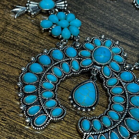 Fake Turquoise Pendant Necklace & Drop Earrings set - Picture 11 of 13